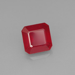 1.89カラットの天然レッドルビー（6.5×6.5 mm・エメラルドカット）