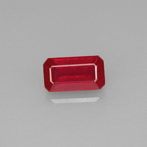 1.12カラットの天然レッドルビー（7.3×4.1 mm・エメラルドカット）