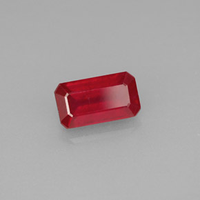 1.12カラットの天然レッドルビー（7.3×4.1 mm・エメラルドカット）