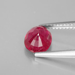 1.70カラットの天然ピンクレッドルビー（7.6×6.3 mm・オーバルカット）