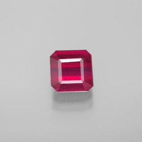1.77カラットの天然ピンクレッドルビー（6.2×6.1 mm・エメラルドカット）