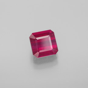 1.77カラットの天然ピンクレッドルビー（6.2×6.1 mm・エメラルドカット）
