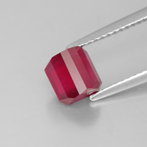 1.93カラットの天然ピンクレッドルビー（6.1×6 mm・エメラルドカット）