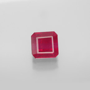 1.77カラットの天然ピンクレッドルビー（6.2×6.1 mm・エメラルドカット）