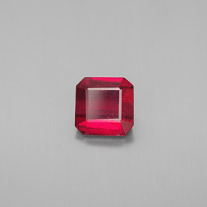 1.38カラットの天然ピンクレッドルビー（6.1×6.1 mm・エメラルドカット）