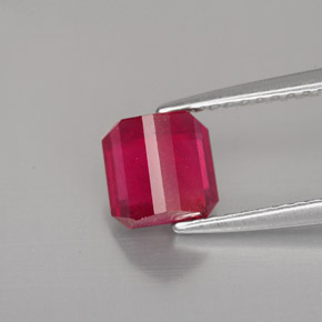 1.63カラットの天然ピンクレッドルビー（6.1×6 mm・エメラルドカット）