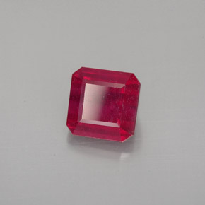 1.72カラットの天然ピンクレッドルビー（6.1×6.1 mm・エメラルドカット）