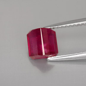 1.72カラットの天然ピンクレッドルビー（6.1×6.1 mm・エメラルドカット）