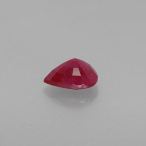 1.58カラットの天然レッドルビー（8.1×6.1 mm・洋梨の形）