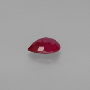 1.37カラットの天然ピンクレッドルビー（8.2×6 mm・洋梨の形）