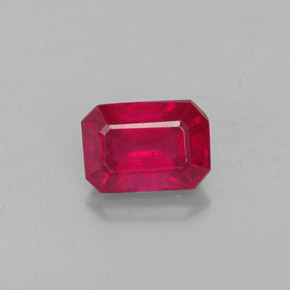 1.30カラットの天然ピンクレッドルビー（6.8×4.8 mm・エメラルドカット）