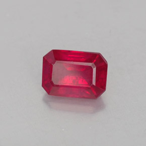 1.30カラットの天然ピンクレッドルビー（6.8×4.8 mm・エメラルドカット）