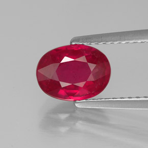 1.70カラットの天然ピンクレッドルビー（8.1×6 mm・オーバルカット）