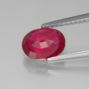 1.70カラットの天然ピンクレッドルビー（8.1×6 mm・オーバルカット）