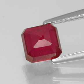 1.64カラットの天然ピンクレッドルビー（6×6 mm・エメラルドカット）