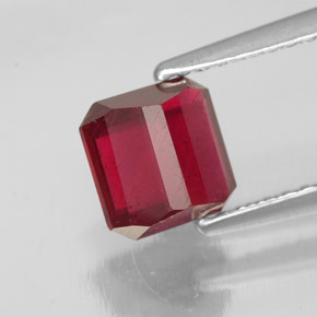 1.68カラットの天然ピンクレッドルビー（6.2×6 mm・エメラルドカット）