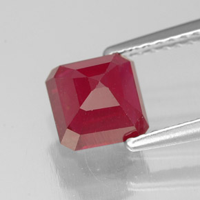 1.90カラットの天然ピンクレッドルビー（6.2×6.2 mm・エメラルドカット）