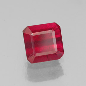 1.60カラットの天然ピンクレッドルビー（6.2×6.1 mm・エメラルドカット）
