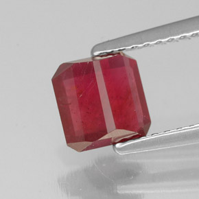 1.60カラットの天然ピンクレッドルビー（6.2×6.1 mm・エメラルドカット）