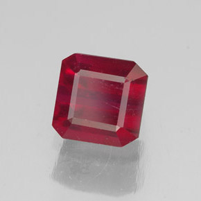 1.74カラットの天然ピンクレッドルビー（6.1×6 mm・エメラルドカット）