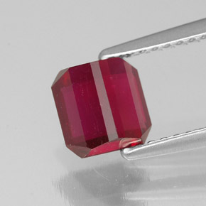 1.74カラットの天然ピンクレッドルビー（6.1×6 mm・エメラルドカット）
