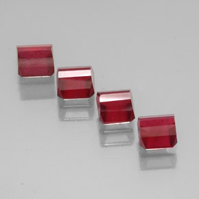 カラットの天然ピンクレッドルビー（6.1×6.1 mm・エメラルドカット）