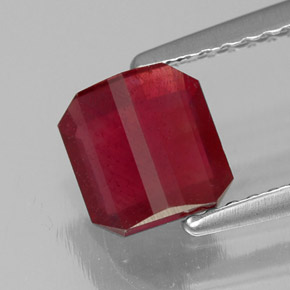 1.47カラットの天然ピンクレッドルビー（6.1×6 mm・エメラルドカット）