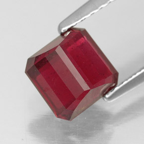 1.87カラットの天然ピンクレッドルビー（6.2×6 mm・エメラルドカット）