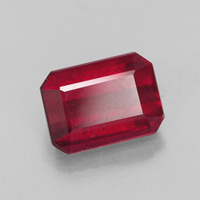 1.53カラットの天然ピンクレッドルビー（7.1×5.2 mm・エメラルドカット）