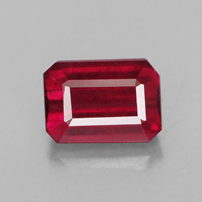 1.60カラットの天然ピンクレッドルビー（7.1×5.1 mm・エメラルドカット）