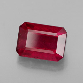 1.70カラットの天然ピンクレッドルビー（7.1×5.1 mm・エメラルドカット）