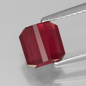 1.75カラットの天然ピンクレッドルビー（6×6 mm・エメラルドカット）