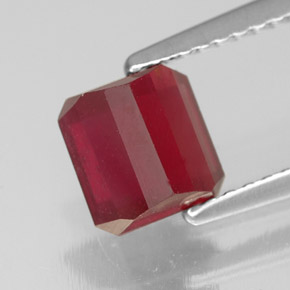 1.92カラットの天然ピンクレッドルビー（6.2×6 mm・エメラルドカット）