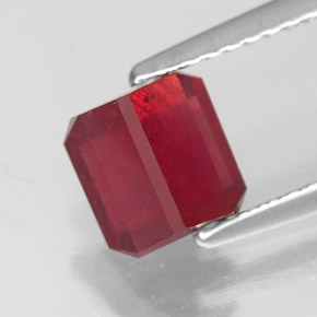 1.92カラットの天然ピンクレッドルビー（6.1×6 mm・エメラルドカット）