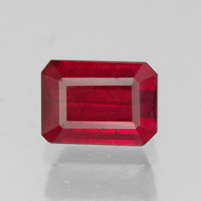 1.69カラットの天然ピンクレッドルビー（7.1×5.1 mm・エメラルドカット）