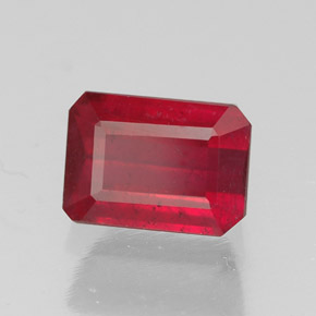 1.69カラットの天然ピンクレッドルビー（7.1×5.1 mm・エメラルドカット）