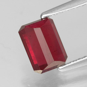 1.69カラットの天然ピンクレッドルビー（7.1×5.1 mm・エメラルドカット）