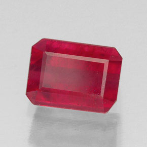 1.69カラットの天然ピンクレッドルビー（7.2×5.3 mm・エメラルドカット）