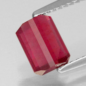 1.69カラットの天然ピンクレッドルビー（7.2×5.3 mm・エメラルドカット）