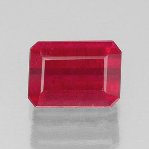 1.73カラットの天然レッドルビー（7.2×5.2 mm・エメラルドカット）