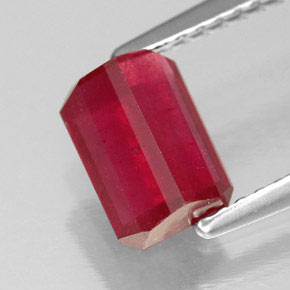 1.73カラットの天然レッドルビー（7.2×5.2 mm・エメラルドカット）