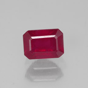 1.69カラットの天然ピンクレッドルビー（7.2×5.2 mm・エメラルドカット）