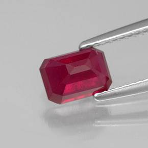 1.69カラットの天然ピンクレッドルビー（7.2×5.2 mm・エメラルドカット）