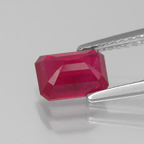 1.56カラットの天然ピンクレッドルビー（7.2×5.2 mm・エメラルドカット）
