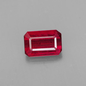 1.18カラットの天然レッドルビー（7.1×4.8 mm・エメラルドカット）