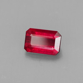 1.18カラットの天然レッドルビー（7.1×4.8 mm・エメラルドカット）