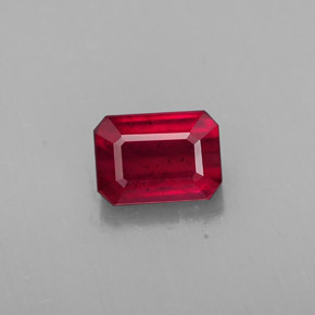 1.57カラットの天然レッドルビー（7.1×5.1 mm・エメラルドカット）