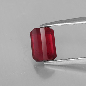 1.57カラットの天然レッドルビー（7.1×5.1 mm・エメラルドカット）