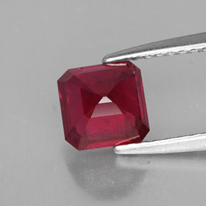 1.65カラットの天然レッドルビー（6.1×6 mm・エメラルドカット）