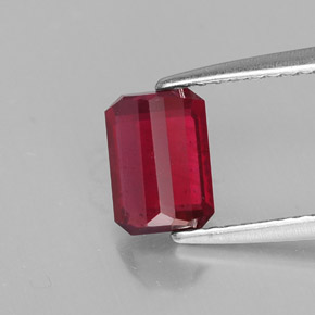 1.50カラットの天然ピンクレッドルビー（7.2×5.1 mm・エメラルドカット）